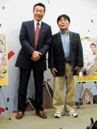 舞台「ピースフルタウンへようこそ」のフォトコール＆囲み取材に登場した三宅裕司（左）と小倉久寛＝東京・サンシャイン劇場