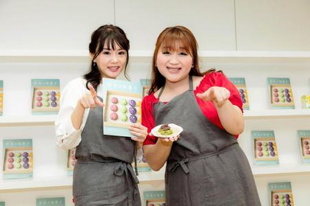 勝木友香さん（左）のイベントに登場したりんごちゃん＝東京・ハリウッドビューティープラザ