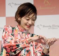 ミニパックを手に笑顔の西山茉希＝東京都港区の赤坂ガーデンシティ（撮影・中田匡峻）