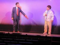 舞台「ピースフルタウンへようこそ」のフォトコール＆囲み取材に登場した三宅裕司（左）と小倉久寛＝東京・サンシャイン劇場