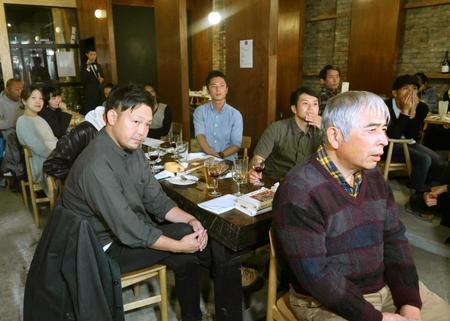 　ノーベル文学賞の発表を聞き、落胆する村上春樹さんのファン＝北海道美深町のレストラン  