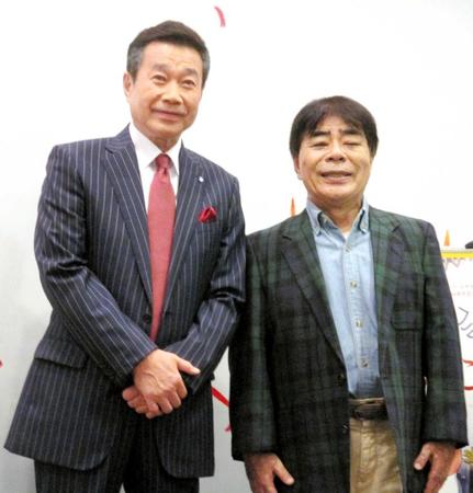 　舞台「ピースフルタウンへようこそ」のフォトコール＆囲み取材に登場した三宅裕司（左）と小倉久寛＝東京・サンシャイン劇場