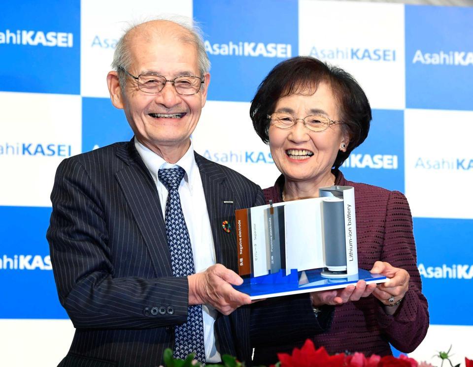 　記者会見で妻久美子さんとリチウムイオン電池の模型を手にする吉野彰氏