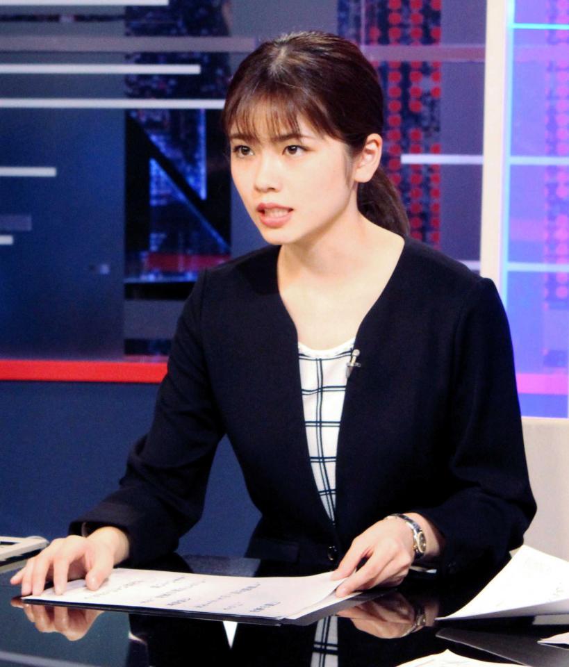 　ドラマで、震災で大混乱するスタジオでニュースを伝えるアナウンサー役を演じる小芝風花＝東京・ＮＨＫ  