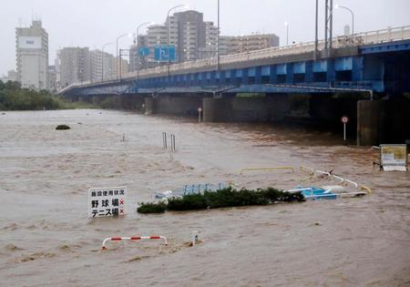 　台風１９号の影響で増水した多摩川