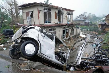 　台風19号が接近する中、竜巻とみられる突風により被害を受けた車と住宅