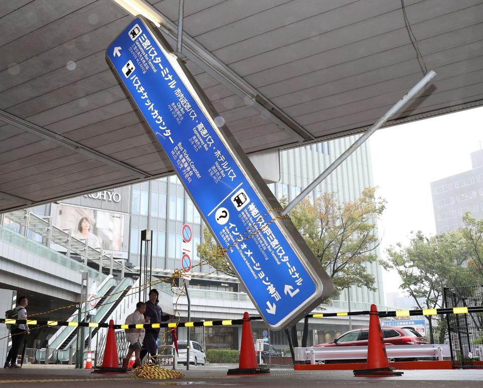 　支柱の一部が天井から外れ、垂れ下がった案内板＝神戸市中央区