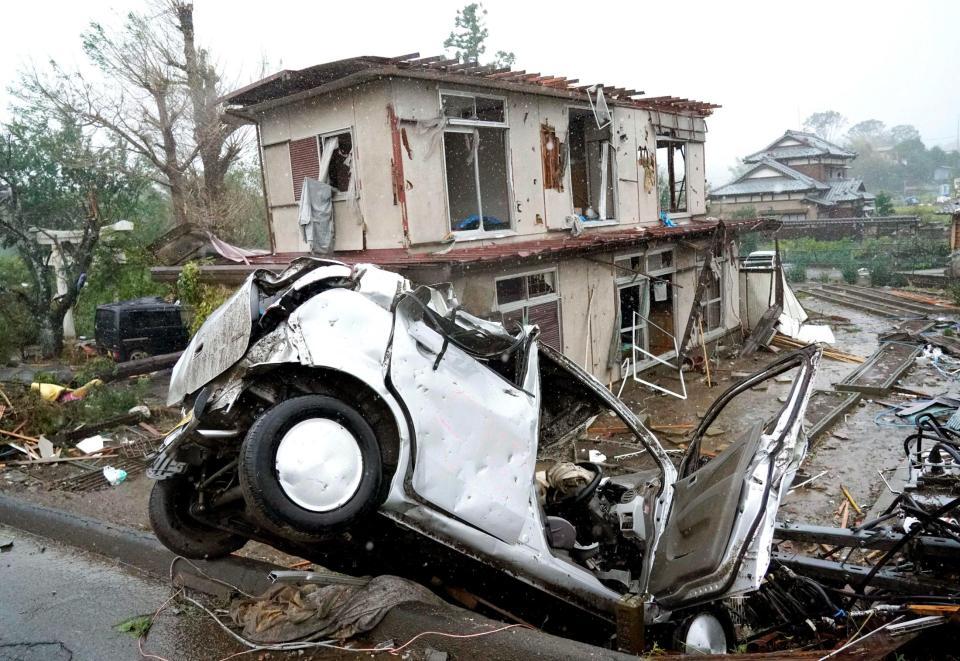 　竜巻とみられる強風により被害を受けた車や住宅＝千葉県市原市