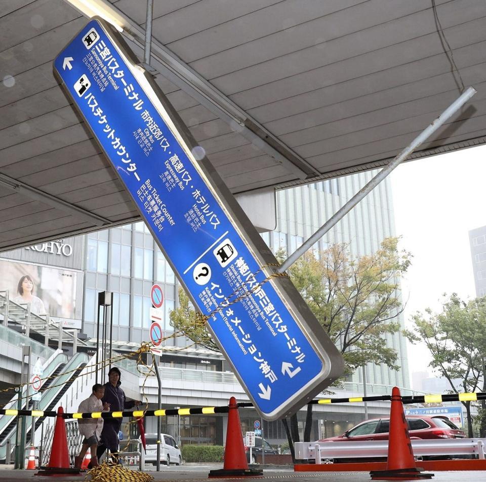 　支柱の一部が天井から外れ垂れ下がった案内板＝神戸市中央区