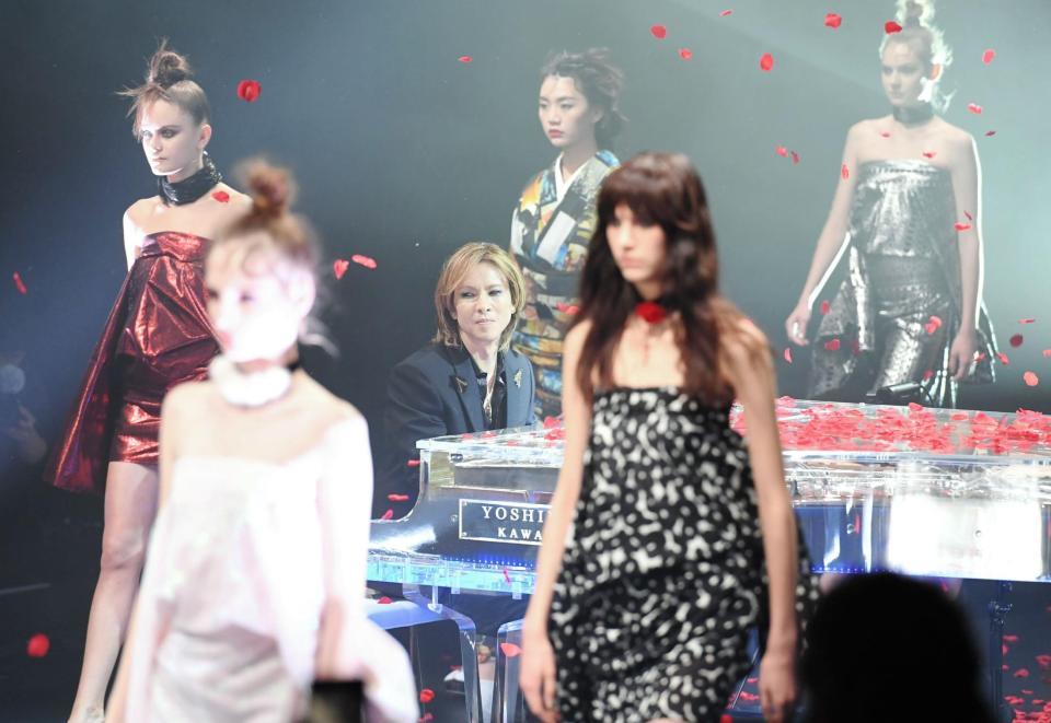 ファッションショーでピアノを演奏するＹＯＳＨＩＫＩ（中央）＝東京・渋谷ヒカリエ（撮影・開出牧）