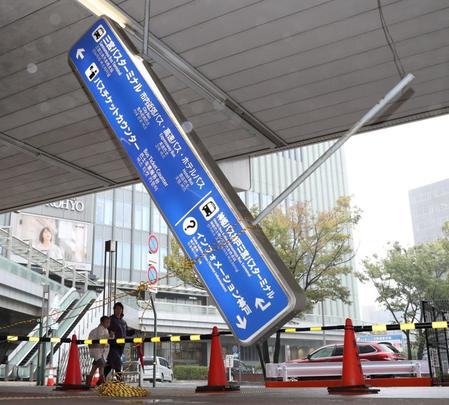 　支柱の一部が天井から外れ、垂れ下がった案内板＝１２日、神戸市中央区
