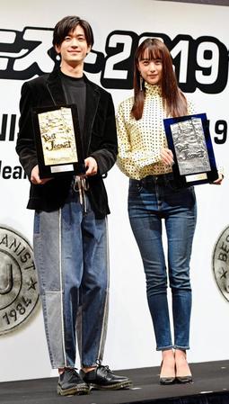 ３度目の受賞で殿堂入りとなった中島裕翔（左）と初受賞の山本美月＝東京国際フォーラム（撮影・三好信也）