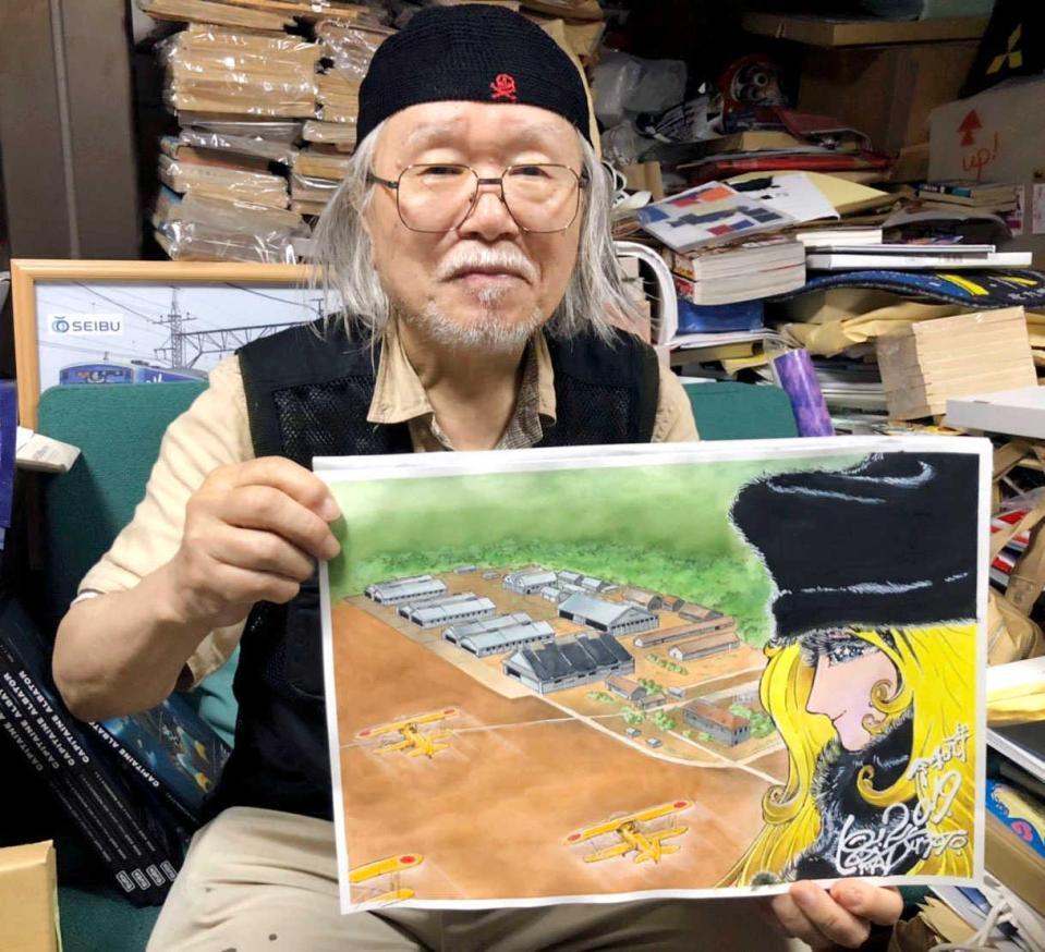 　大刀洗平和記念館のために描いた水彩画を手にする松本零士氏（同館提供）