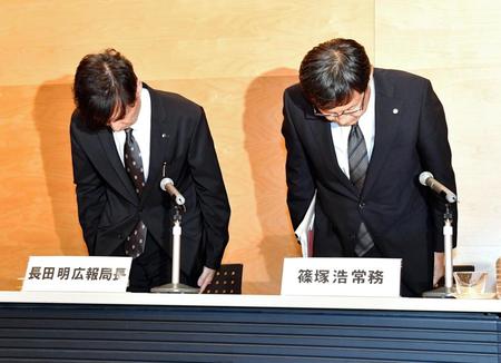 会見の冒頭で頭を下げるテレビ朝日の篠塚浩常務（右）と長田明広報局長＝東京都港区のテレビ朝日