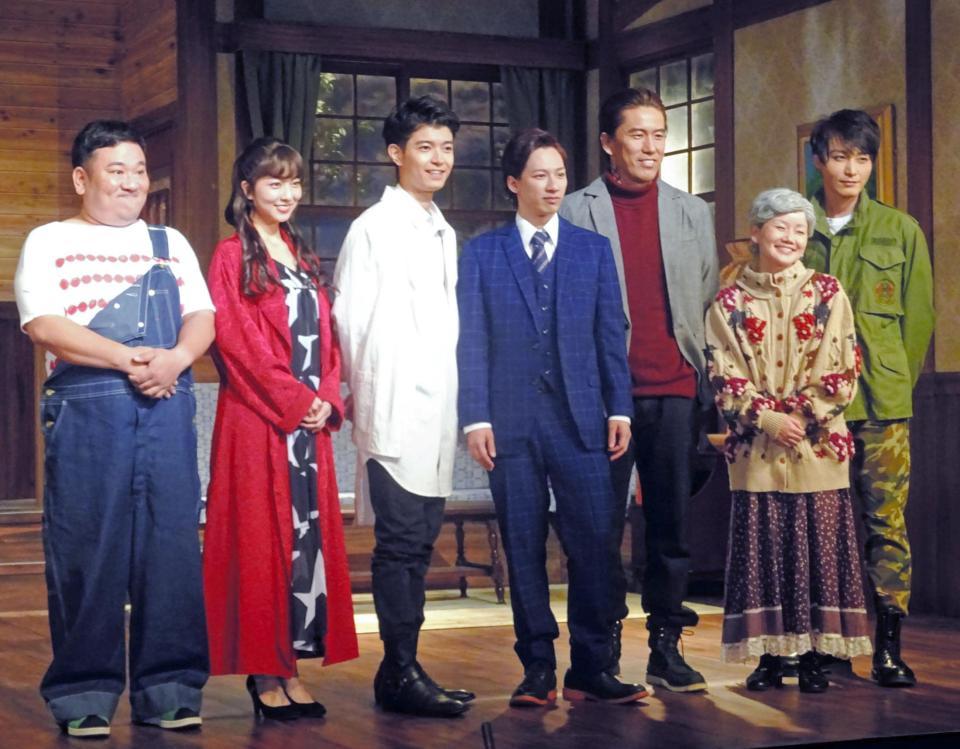 公演初日を迎えた（左から）我善導、小島梨里杏、高田翔、江田剛、清水順二、武藤晃子、徳山秀典＝東京・三越劇場