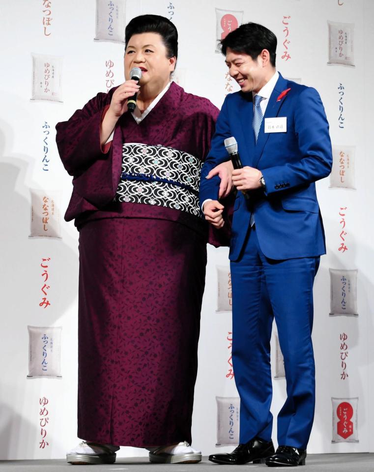 　鈴木直道北海道知事（右）と腕を組みながらトークをするマツコ・デラックス＝都内