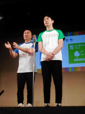 　「ＳＤＧｓ-１グランプリ」に出場したかまいたちの山内健司（左）と濱家隆一＝京都・よしもと祇園花月