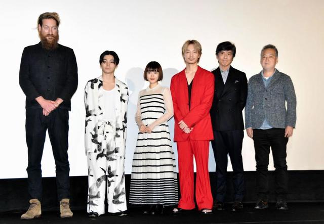 綾野剛 舞台挨拶に金髪 赤スーツで登場 共演者 ライブですか 芸能 デイリースポーツ Online