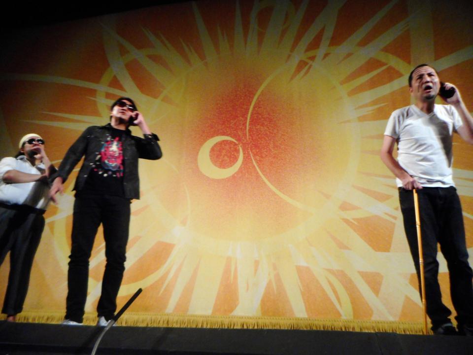 　「詐欺被害防止」をＰＲするコントを披露した（右から）スリムクラブ・内間、同・真栄田、ストロベビー・ディエゴ＝京都・よしもと祇園花月