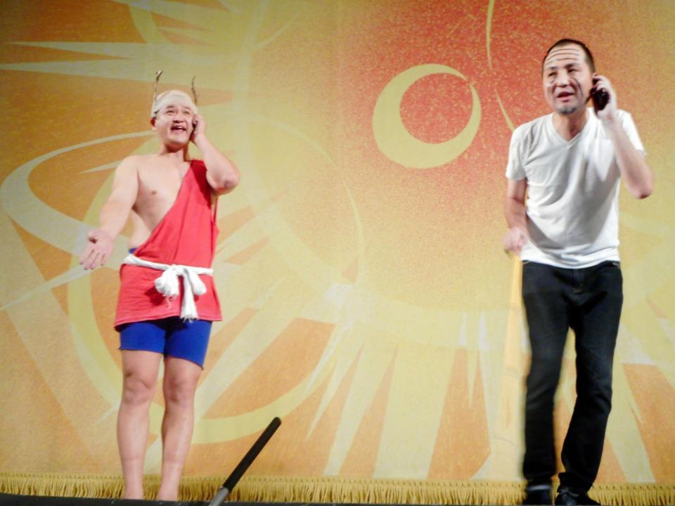　「詐欺被害防止」をＰＲするコントを披露したスリムクラブ・内間（右）とガリットチュウ・福島＝京都・よしもと祇園花月
