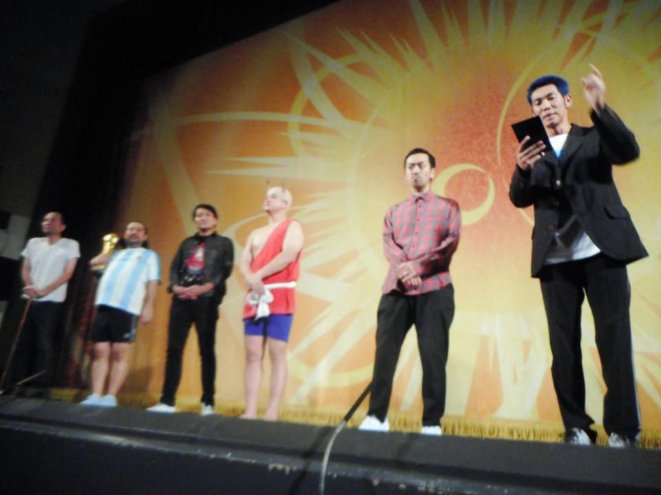 　「詐欺被害防止」をＰＲする寸劇を披露した（右から）レイザーラモンＨＧ、ムーディ勝山、ガリットチュウ・福島、スリムクラブ・真栄田、ストロベビー・ディエゴ、スリムクラブ・内間＝京都・よしもと祇園花月