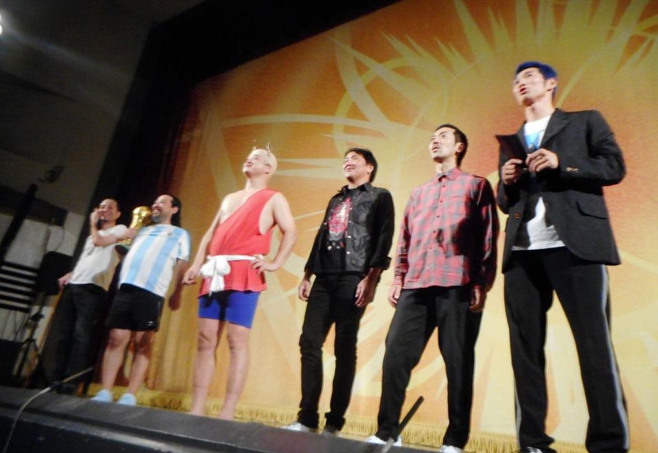 　「詐欺被害防止」をＰＲする寸劇を披露した（右から）レイザーラモンＨＧ、ムーディ勝山、ガリットチュウ・福島、スリムクラブ・真栄田、ストロベビー・ディエゴ、スリムクラブ・内間＝京都・よしもと祇園花月