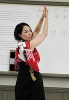 忍者文字を講習する一ノ瀬文香＝京都市内