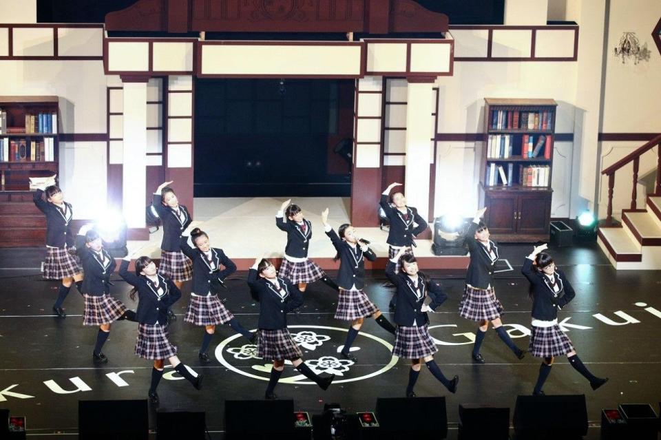 パフォーマンスを披露するさくら学院＝ＫＡＡＴ神奈川芸術劇場ホール