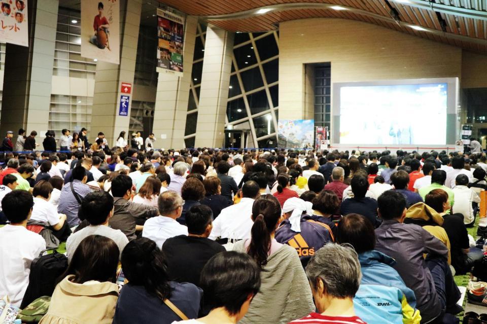 ＮＨＫ大阪放送局１階に敷かれた人工芝で観戦するサポーター