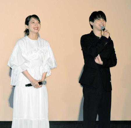 　舞台あいさつに出席した（左から）吉岡里帆、吉沢亮＝都内