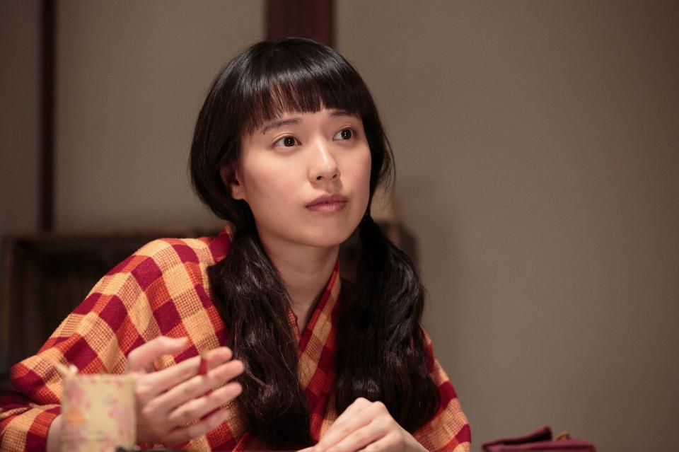 荒木荘の自室で、何かを考えながら絵を描く喜美子（戸田恵梨香）