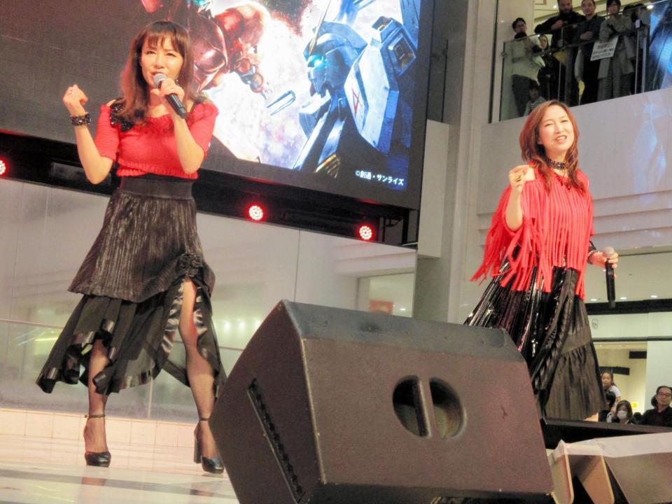 初コラボ曲の発売記念イベントで熱唱する森口博子（右）と鮎川麻弥＝東京・池袋サンシャインシティ噴水広場