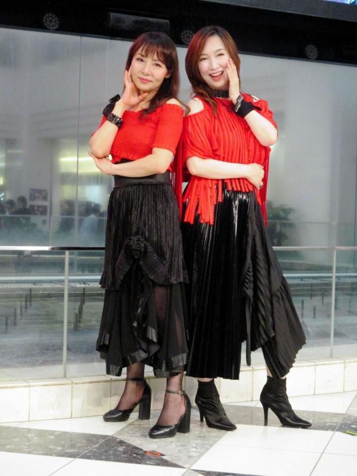 初コラボ曲の発売記念イベントを行った森口博子（右）と鮎川麻弥＝東京・池袋サンシャインシティ噴水広場