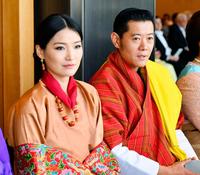 「即位礼正殿の儀」に参列したブータンのワンチュク国王夫妻＝22日午後０時52分、宮殿・長和殿（代表撮影）