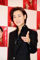 　最新曲「唇スカーレット」の決めポーズを披露する山内惠介＝東京・有楽町