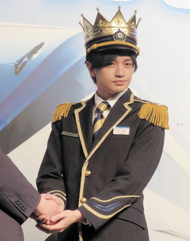 ナポレオンをイメージした制服姿で登場した中島健人＝東京・御成門