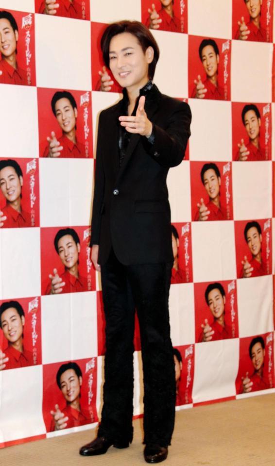 　最新曲「唇スカーレット」の決めポーズを披露する山内惠介＝東京・有楽町