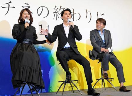 イベント中、盛り上がる（左から）石田ゆり子、福山雅治、西谷弘監督（撮影・中田匡峻）