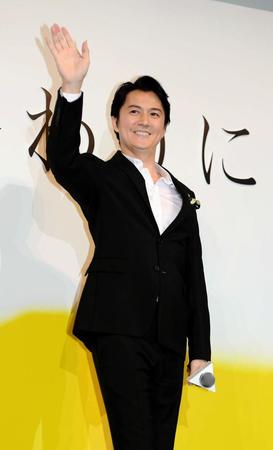 客席に手を振りながら降壇する福山雅治＝スペースＦＳ汐留（撮影・中田匡峻）