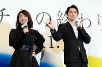 笑顔でトークする石田ゆり子（左）と福山雅治＝スペースＦＳ汐留（撮影・中田匡峻）