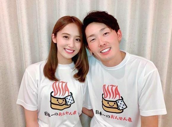 【写真】おそろＴシャツ姿の西武・源田　元アイドル妻と頬寄せ２ショット