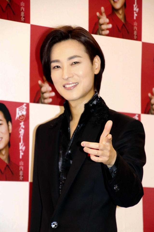 　最新曲「唇スカーレット」の決めポーズを披露する山内惠介＝東京・有楽町