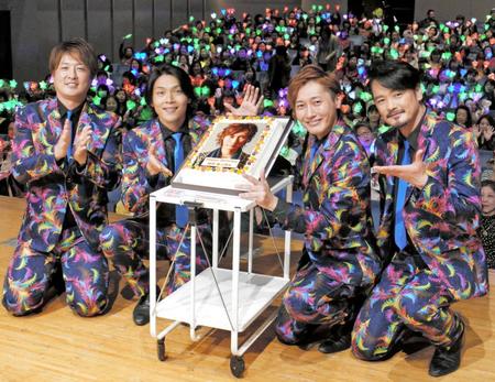 　後上翔太（左から３人目）の誕生日をケーキで祝った純烈