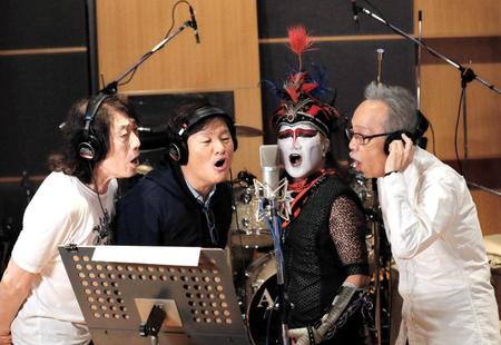 　レコーディングを行うデーモン閣下（中央右）とアリスの（左から）矢沢透、堀内孝雄、谷村新司