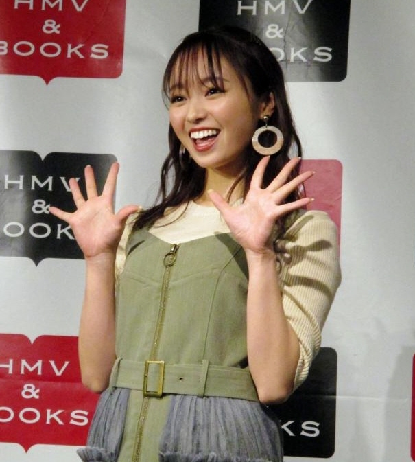２０２０年版カレンダーの発売記念イベントを行った今泉佑唯＝都内