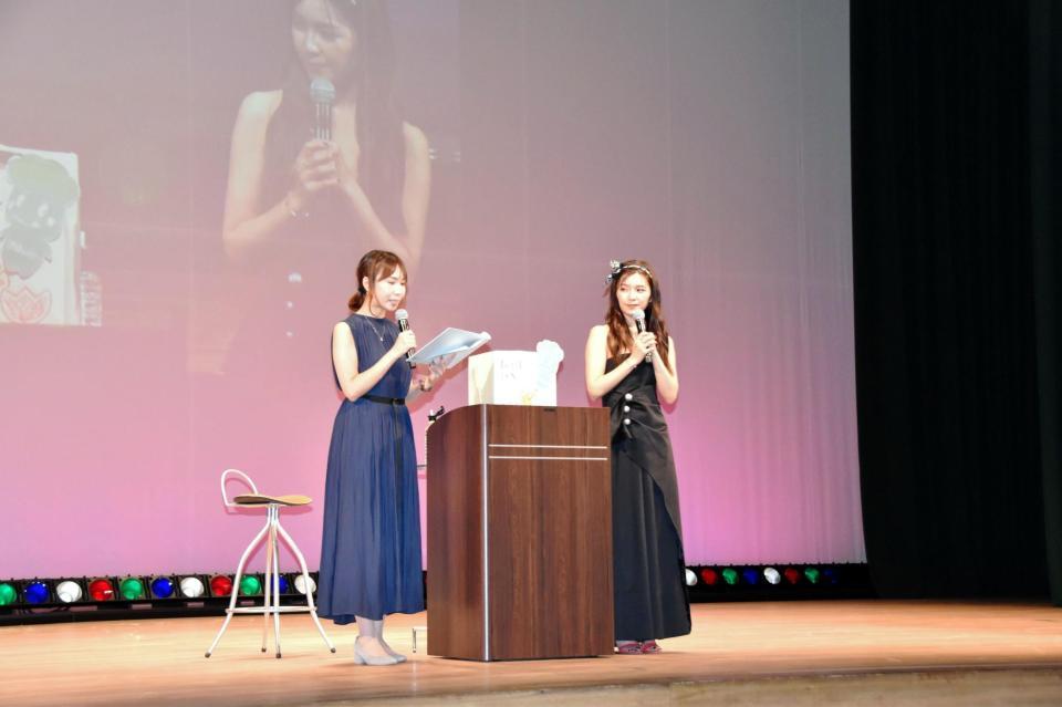 　トークショーを行う宇野実彩子（右）＝東京・白百合女子大学内講堂