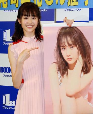 お気に入りショットを指さす尾碕真花＝都内