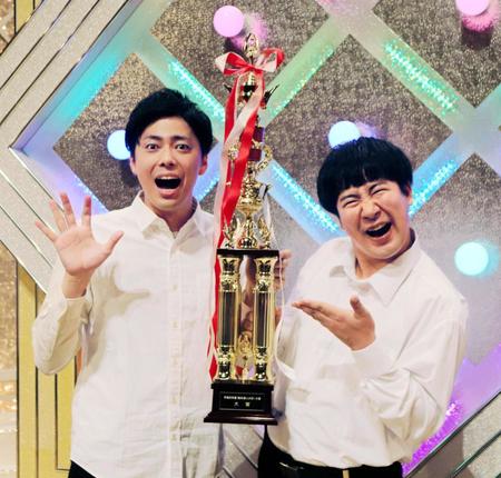 　ＮＨＫ新人お笑い大賞を受賞したラフレクランの西村真二（左）ときょん＝大阪市・ＮＨＫ大阪ホール