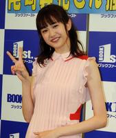 カレンダーの発売記念イベントを行った尾碕真花＝都内