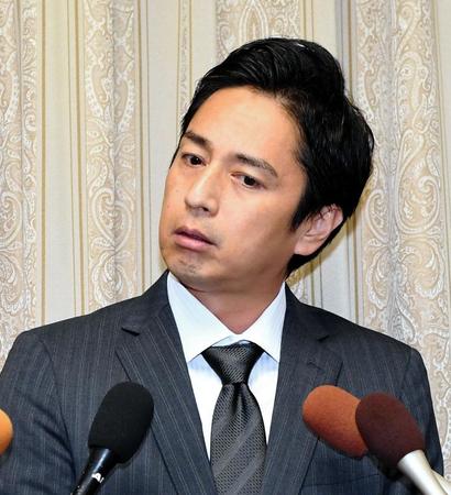 　謝罪会見を行ったチュートリアル・徳井義実＝２３日